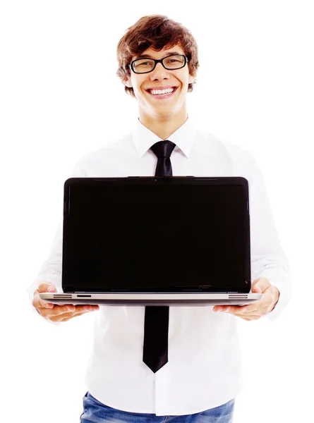 Хлопець показує відкритий ноутбук — стокове фото