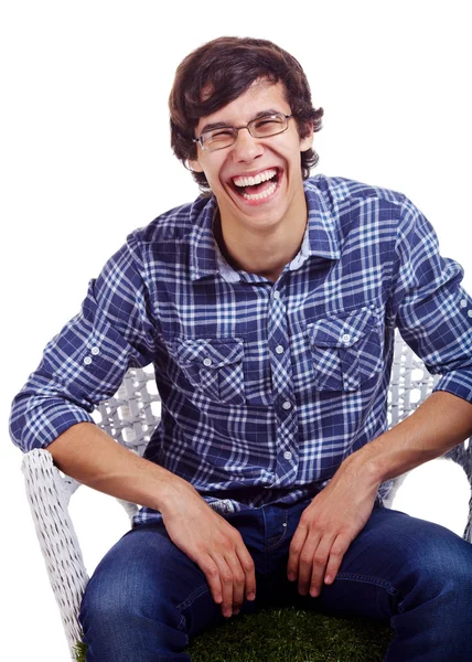 Lachender Kerl auf Stuhl über weißem — Stockfoto