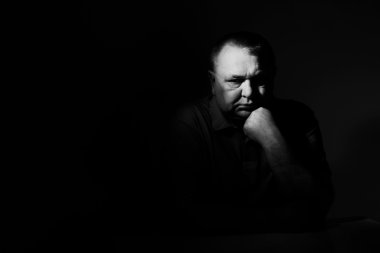 siyah adam dalgın üst düzey