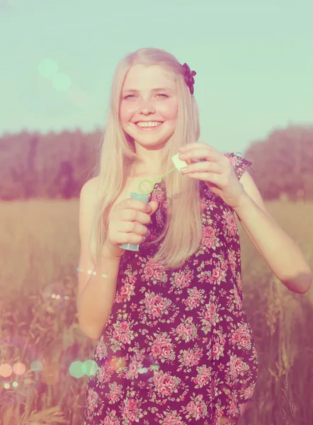 Menina sorridente com bolhas de sabão — Fotografia de Stock