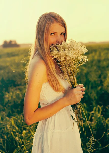 Девушка с полевыми цветами — стоковое фото