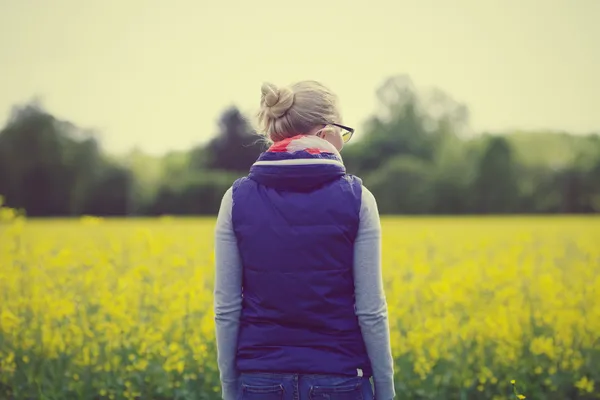 Girl in field from behind — Stock Photo, Image