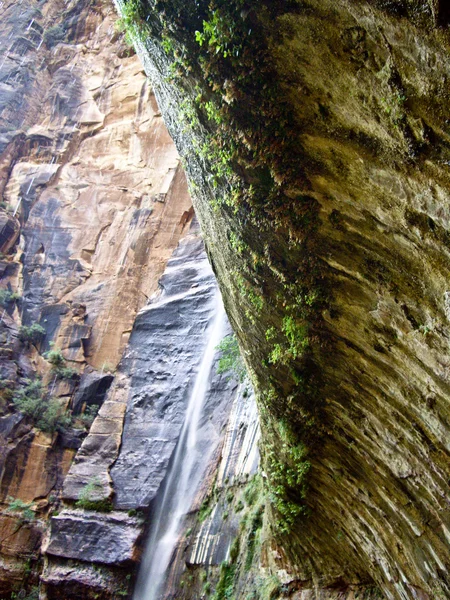 Felsüberhang am Zion-Wasserfall — Stockfoto