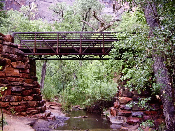 Puente de piedra y metal en Zion — Foto de Stock