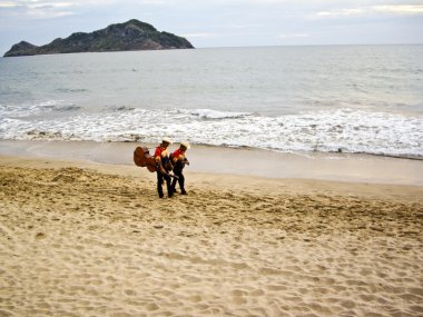 Mariachi müzisyenler için sonraki mekan yürüyüş yapın.