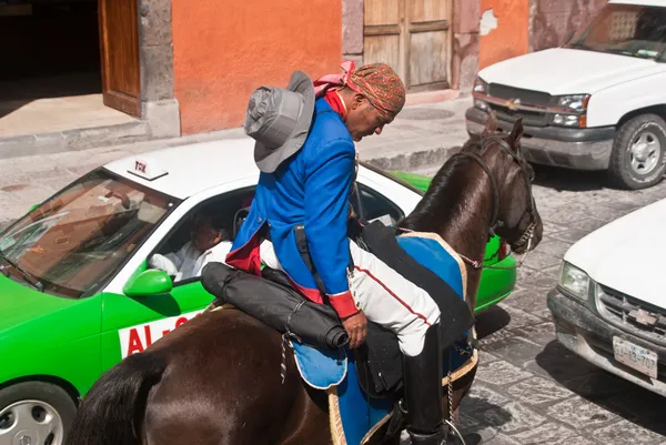 Человек и лошадь сражаются за трафик — стоковое фото