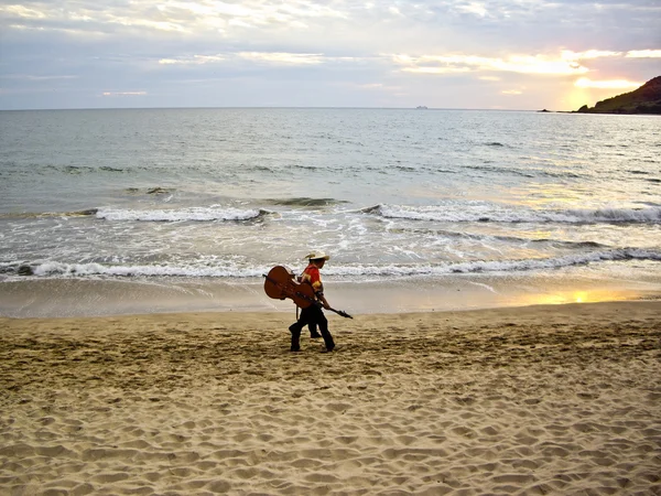Мексиканские музыканты Мариачи на пляже Масатлан Мексика — стоковое фото