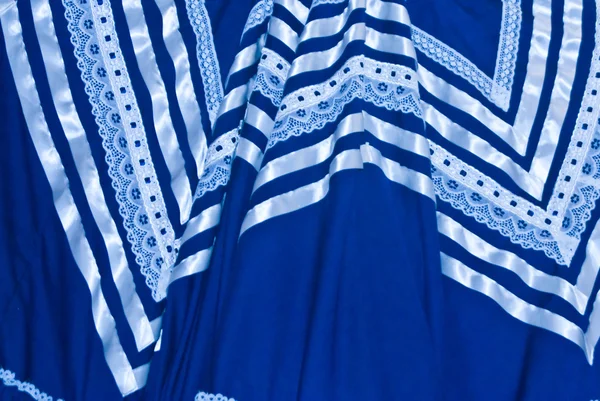 Meksykańskie niebieska sukienka z satyny i koronki — Zdjęcie stockowe