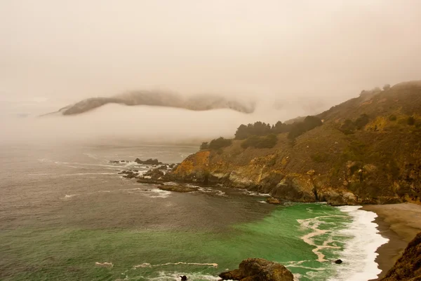 Dérive des bancs de brouillard au-dessus de la côte californienne — Photo