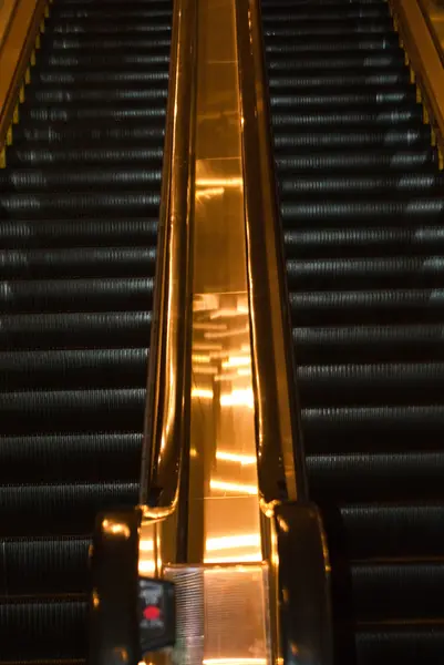 Dos escaleras mecánicas en movimiento — Foto de Stock
