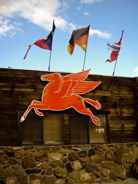 Rode vliegende paard teken — Stockfoto