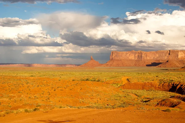 Monument Valley s'illumine après une tempête estivale — Photo