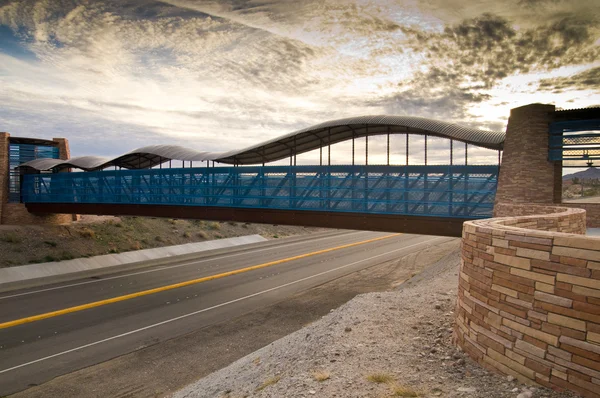 Moderno puente al atardecer — Foto de Stock