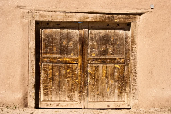 Puerta vieja en muro de adobe —  Fotos de Stock