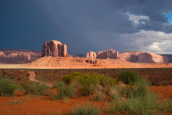 Cielo scuro sulla Monument Valley — Foto Stock