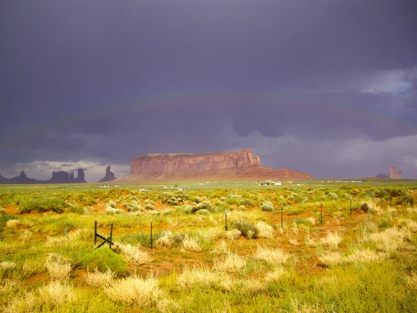 Strahlender Sonnenschein und Regenbogen nach dem Sturm — Stockfoto