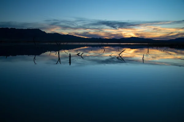 Sonnenuntergang über dem Wasser — Stockfoto
