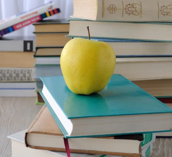 Äpple på hög med böcker — Stockfoto