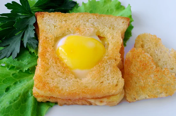 烤面包，鸡蛋一颗心的形式 — 图库照片