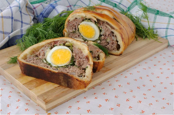 Köttfärslimpa med ägg och gröna i testet — Stockfoto