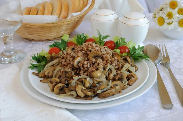 Mingau de trigo mourisco com cogumelos e cebolas — Fotografia de Stock