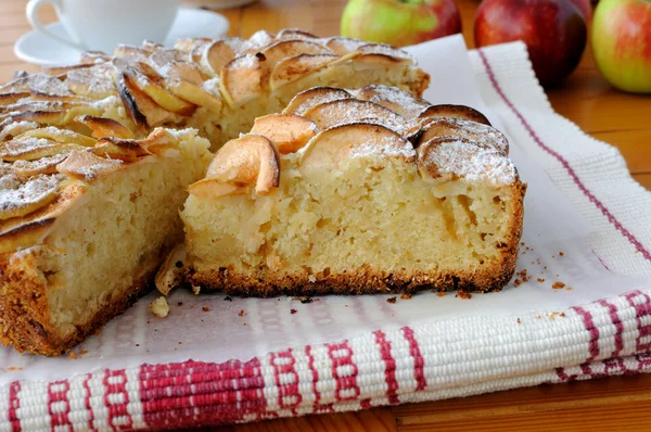 Ciasto z jabłkami i cynamonem — Zdjęcie stockowe