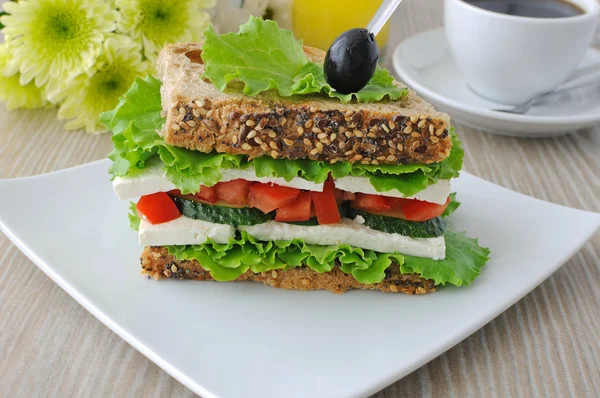 Sanduíche com queijo e legumes — Fotografia de Stock