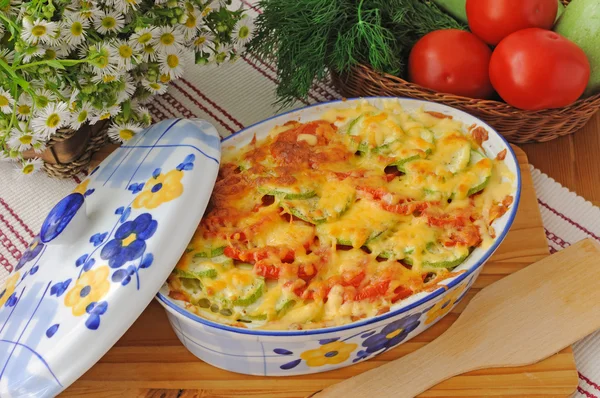 Caçarola de macarrão com abobrinha e tomate com queijo — Fotografia de Stock