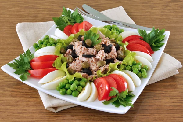 Sałatka z tuńczyka i warzywa — Zdjęcie stockowe