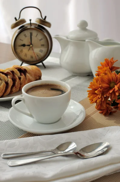Filiżankę kawy i muffin z wiśni — Zdjęcie stockowe