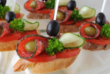 Canapés with salami