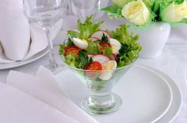 salata sebze ile bıldırcın yumurtası