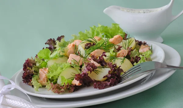 Salade de pommes de terre au saumon — Photo