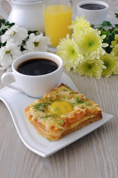 Toast con uova e formaggio con aneto — Foto Stock