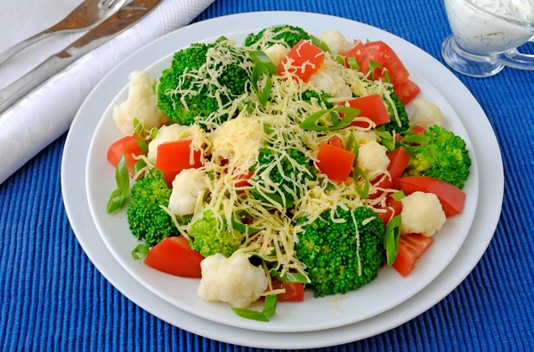 Salade de chou-fleur aux tomates et brocoli — Photo