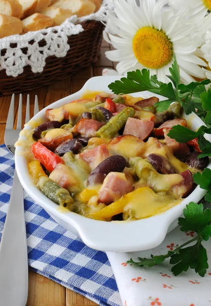 햄과 야채, 치즈와 함께 구운 콩 — 스톡 사진