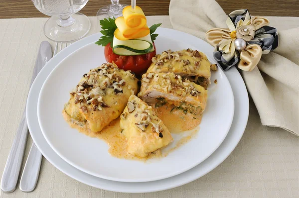 Pechuga de pollo rellena de espinacas y queso — Foto de Stock