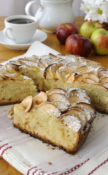 Pie with apples and cinnamon — Stock Photo, Image