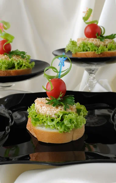 Canapes of chicken with sesame — Stock Photo, Image