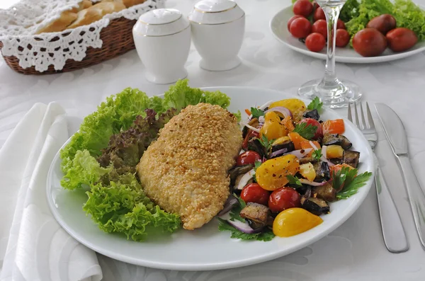 Schnitzel de frango com legumes em gergelim — Fotografia de Stock