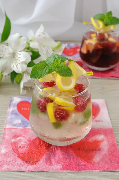 Limonata fresca fatta in casa con menta e lamponi — Foto Stock