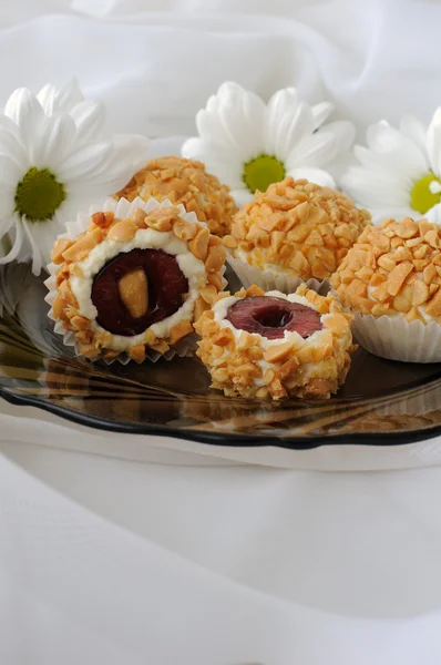 Käsebällchen mit Kirschen in Erdnüssen — Stockfoto