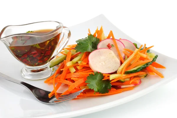 Salada com cenoura, pepino e rabanete — Fotografia de Stock