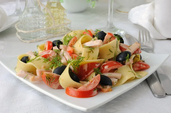 Pasta salad with ham, tomato and olives — Stock Photo, Image