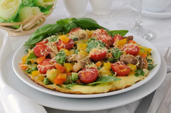 Omelett mit Gemüse und Speckscheiben — Stockfoto