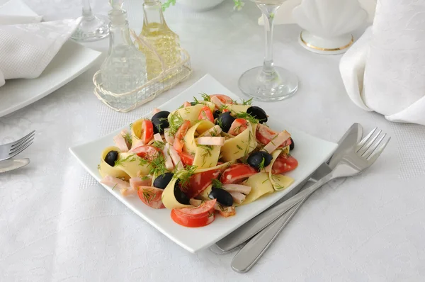 Salada de massas com presunto, tomate e azeitonas — Fotografia de Stock