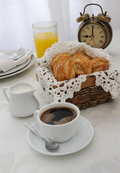 Chávena de café da manhã com bolos — Fotografia de Stock