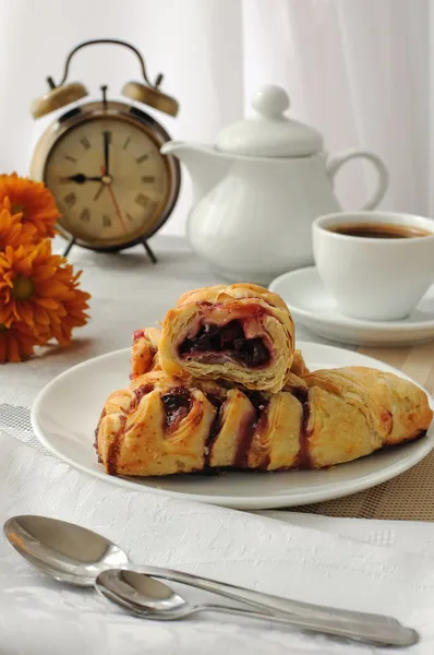 Mini cherry strudel with a cup of coffee — Stock Photo, Image