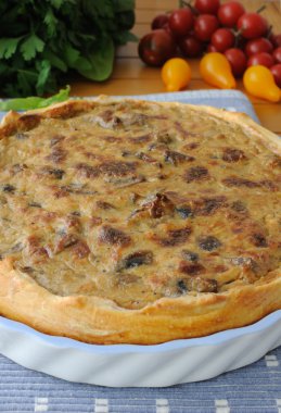 peçeteye seramik formda mantarlı tart