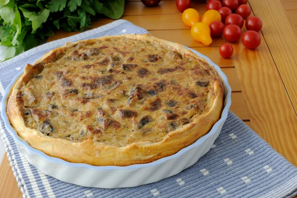 Crostata con funghi in una forma di ceramica su un tovagliolo — Foto Stock